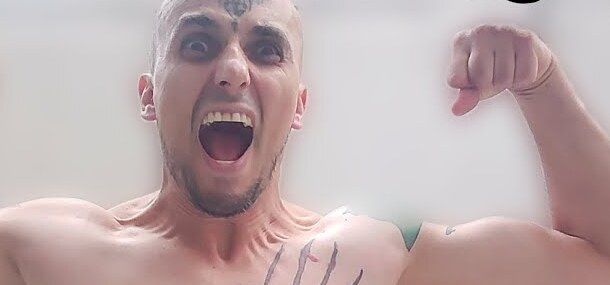 Aang Willians, sem camisa, grita e mostra os bíceps no último dia de um ano de 100 flexões por dia. 31 de dezembro de 2023, do canal dele no YouTube.
