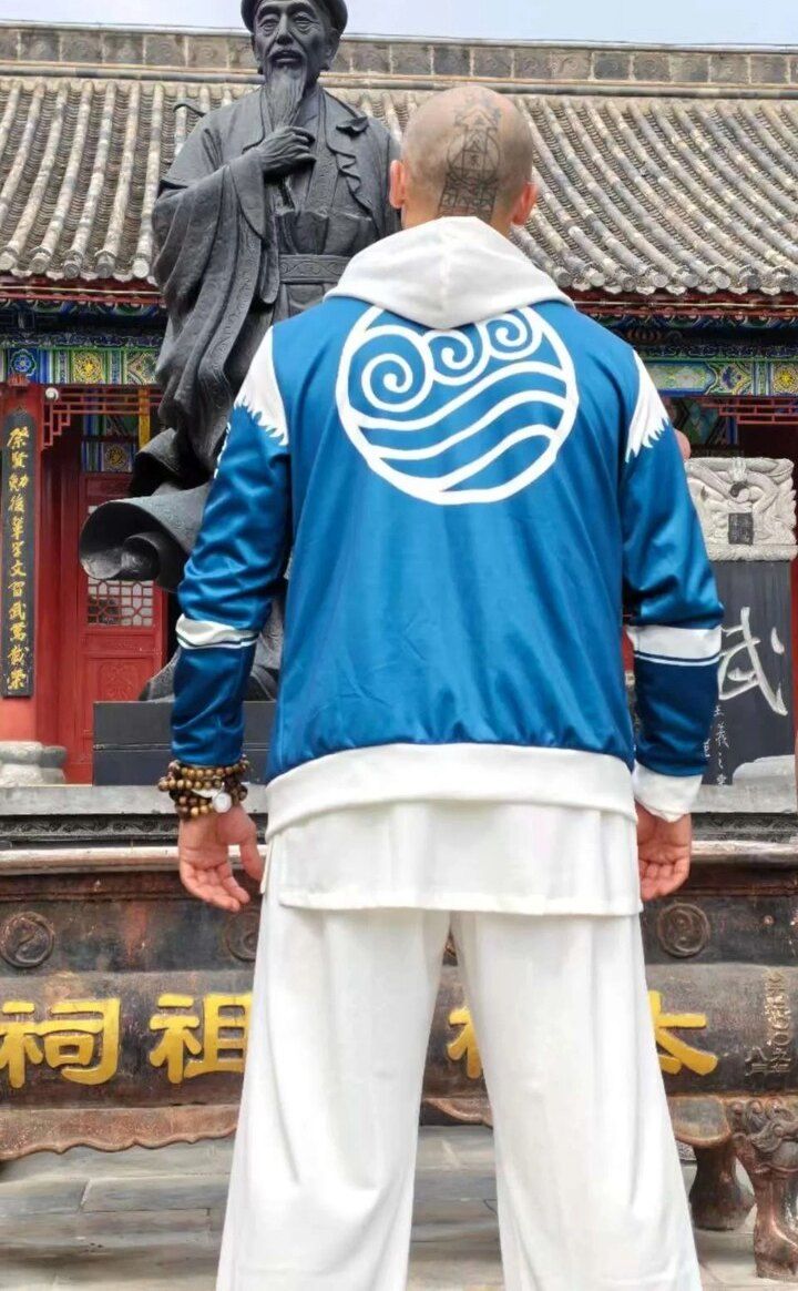 Aang Willians, de costas, diante da estátua de Chen Wangting em Chenjiagou. 2026, do Instagram dele.