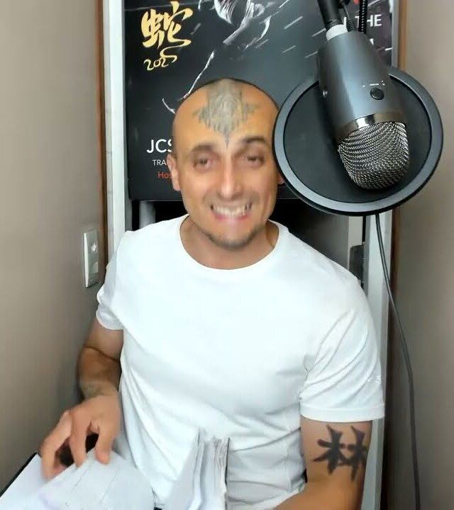 Aang Willians de camiseta branca, ao microfone, numa live depois da viagem à China. No braço, a tatuagem 林. 9 de agosto de 2025, do canal dele no YouTube.