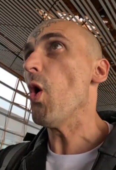 Aang Willians ergue o punho no aeroporto de Pequim. 10 de julho de 2025, do canal dele no YouTube.