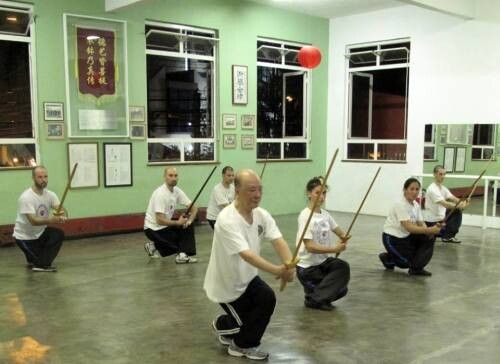 Chan Kowk Wai dá aula a uma turma com bastões.