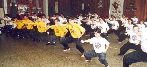 Fileiras de alunos nas seis bases.