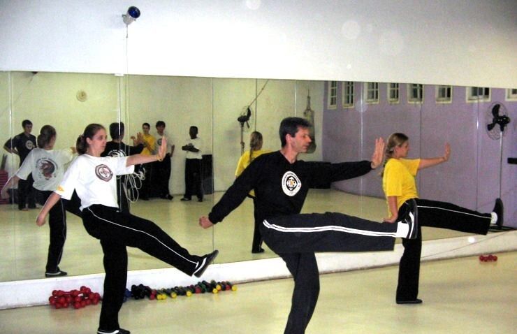 Treino de chutes diante do espelho.