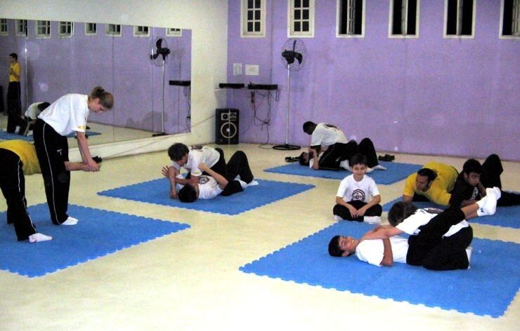 Treino coletivo de técnicas de imobilização.