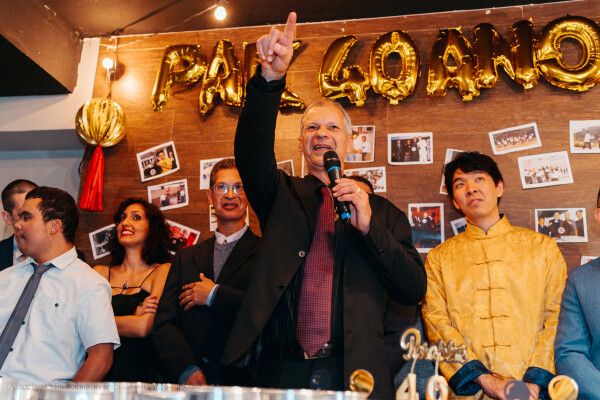 Gilmar Dantas fala ao microfone na festa de 40 anos da Pak Shao Lin.