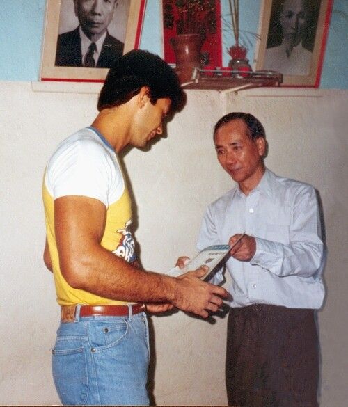 Gilmar Dantas recebe o diploma das mãos de Chan Kowk Wai.