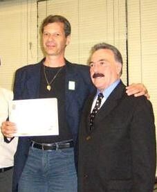 Gilmar Dantas com o certificado da homenagem da Federação Paulista de Kung Fu, em 2007.