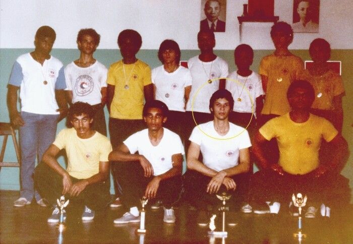 A equipe de Gilmar Dantas com os troféus do primeiro campeonato.